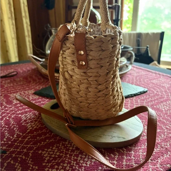 JustFab Tan Woven Tote Bag - Picture 4 of 16